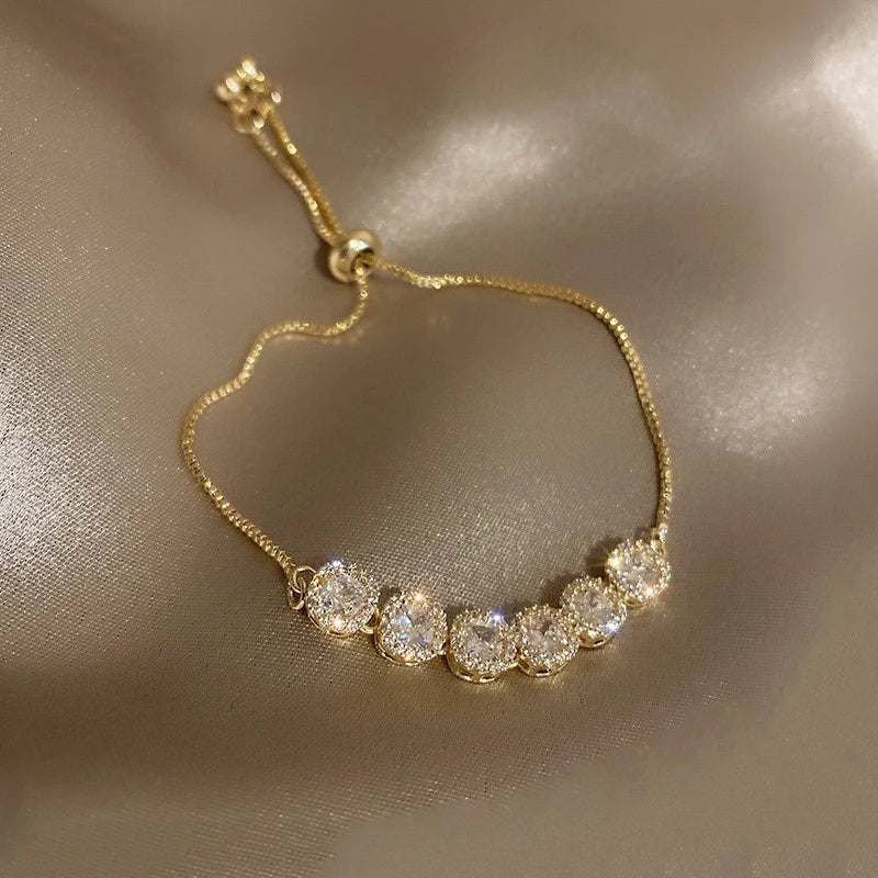 Pulseira "Aurum Royale Lux Diamond" – Para quem busca sofisticação absoluta, esta pulseira destaca-se pelos brilhantes cristais que compõem sua delicada corrente dourada. Uma joia deslumbrante, perfeita para ocasiões especiais ou para adicionar um toque de glamour ao dia a dia. Elegância em cada detalhe.