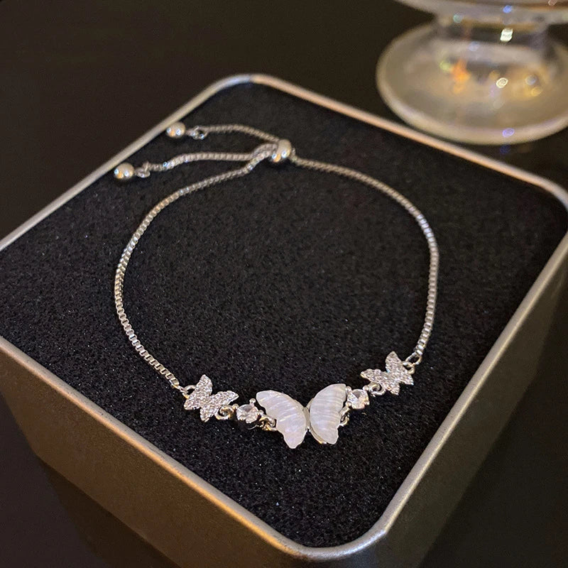 Pulseira Borboleta Aurora - Aurum Royale

A Pulseira Borboleta Aurora é uma peça delicada e encantadora que captura a beleza etérea das borboletas. Com detalhes em prata brilhante e borboletas cravejadas em cristais, esta joia é o símbolo perfeito de transformação, elegância e liberdade. Ideal para complementar um visual sofisticado ou para presentear alguém especial, a pulseira ajustável se adapta perfeitamente ao seu pulso, garantindo conforto e estilo.