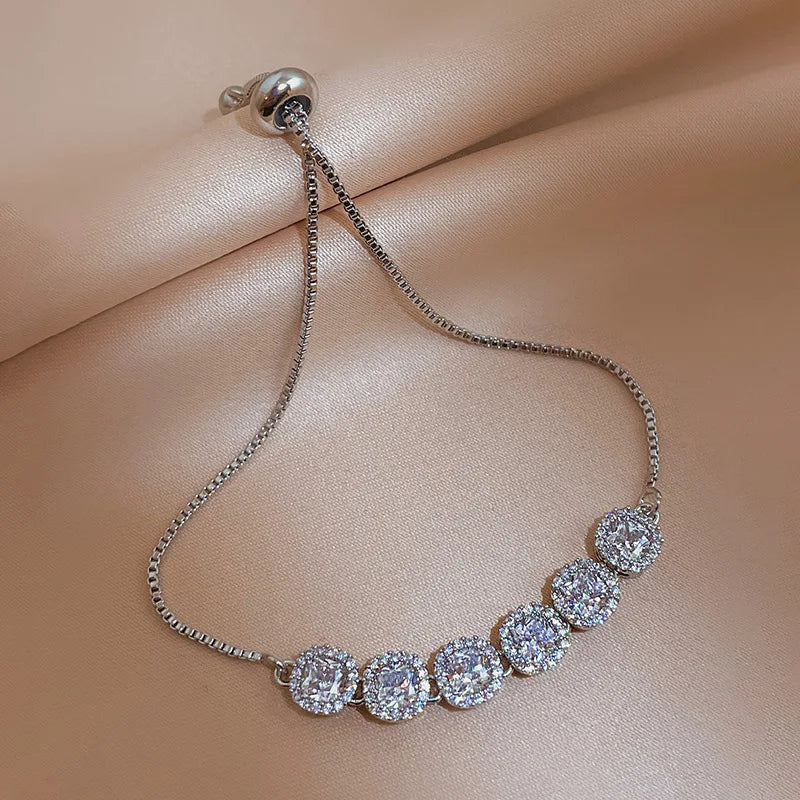 Pulseira Brilho Estelar Prateada - Aurum Royale

A Pulseira Brilho Estelar Prateada é a expressão máxima de elegância e sofisticação. Com um design ajustável para garantir o encaixe perfeito, esta peça é adornada com cristais brilhantes em sequência, que capturam a luz de forma magnífica. Perfeita para eventos formais ou para adicionar um toque de glamour ao seu dia a dia, esta pulseira é indispensável para mulheres que valorizam um estilo clássico com um toque de brilho incomparável.