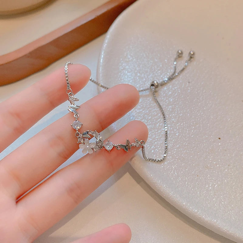 Pulseira Elegância Floral Prateada - Aurum Royale

Encante-se com a delicadeza da Pulseira Elegância Floral Prateada, um acessório que combina suavidade e brilho para destacar sua feminilidade. Com detalhes de flores, borboletas e pedras brilhantes, essa pulseira é ajustável, garantindo conforto e estilo em qualquer ocasião. Ideal para presentear ou complementar seus looks com um toque de romantismo e sofisticação.