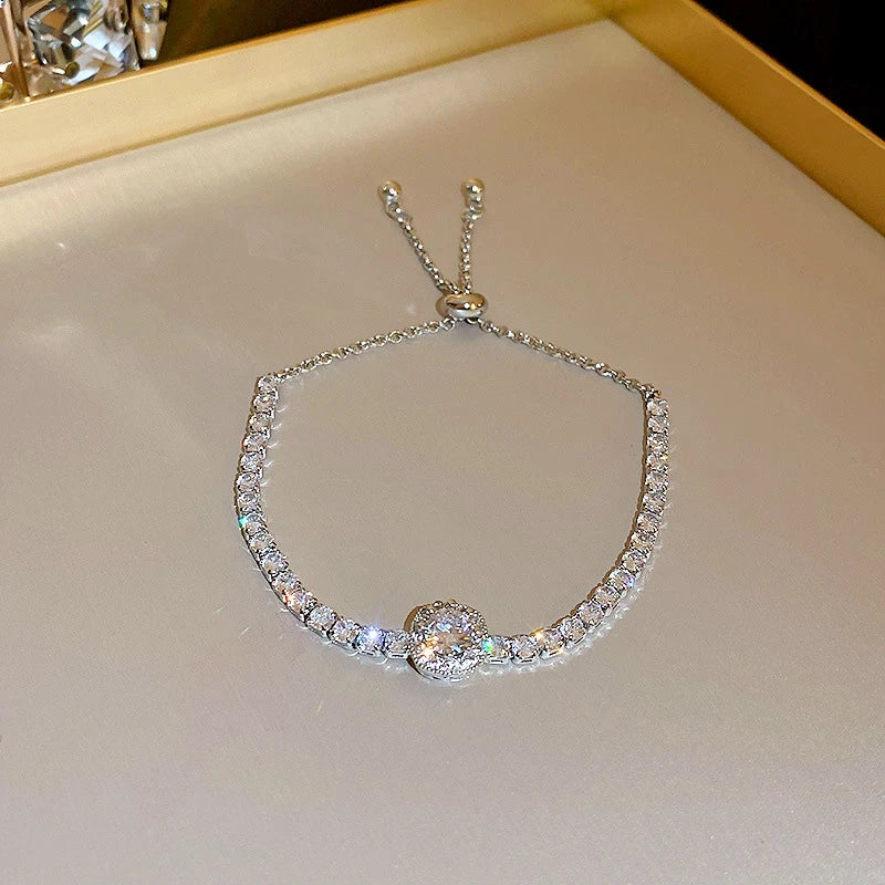 Pulseira Encanto Diamante - Aurum Royale

A Pulseira Encanto Diamante é uma peça refinada e deslumbrante, ideal para quem busca sofisticação em cada detalhe. Com um design delicado e ajustável, ela combina um centro de cristal brilhante com uma corrente cravejada, garantindo um brilho único em seu visual. Perfeita para ocasiões especiais ou para dar um toque de elegância ao dia a dia, essa pulseira é um símbolo de luxo acessível.