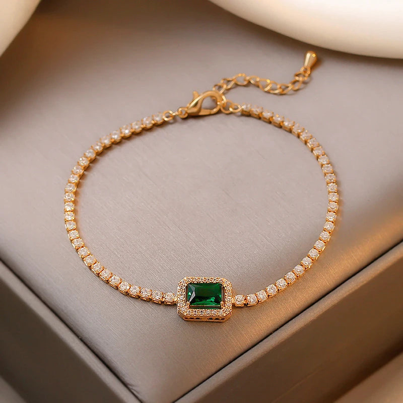 Pulseira Esmeralda Imperial - Aurum Royale

A Pulseira Esmeralda Imperial é a escolha perfeita para quem deseja adicionar um toque de sofisticação e exclusividade ao seu visual. Com uma estrutura delicada cravejada de cristais brilhantes e um imponente detalhe central em tom de esmeralda, esta peça reflete o verdadeiro glamour. Ideal para ocasiões especiais ou para um presente inesquecível, ela combina o requinte clássico com a modernidade do design minimalista.