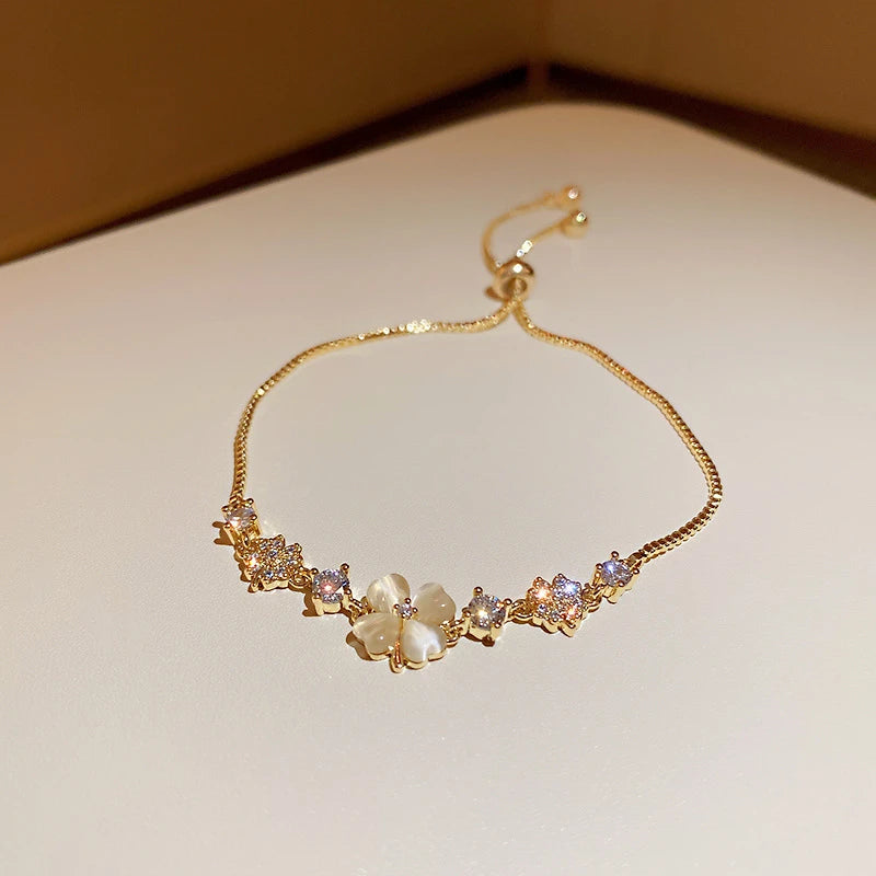 Pulseira Flor de Luz Dourada - Aurum Royale

Delicadeza e sofisticação definem a Pulseira Flor de Luz Dourada, com seu design ajustável que oferece conforto e charme. Este acessório traz um toque de elegância com sua flor central em madrepérola e detalhes de pedras brilhantes que irradiam luminosidade. Ideal para ocasiões especiais ou para realçar sua beleza no dia a dia, esta pulseira é uma peça essencial para mulheres que apreciam um estilo clássico e refinado.