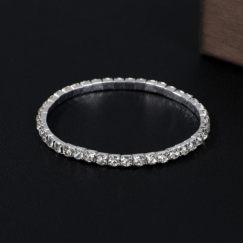 Pulseira Glamour Cristal - Aurum Royale

A Pulseira Glamour Cristal é a definição de elegância intemporal. Feita com cristais brilhantes de alta qualidade, essa peça deslumbra em qualquer ocasião, adicionando um brilho refinado ao seu visual. Seu design minimalista e sofisticado faz dela a escolha perfeita para combinar com outros acessórios ou para ser o destaque absoluto em uma composição. Ideal para eventos formais ou para elevar o glamour do seu dia a dia.